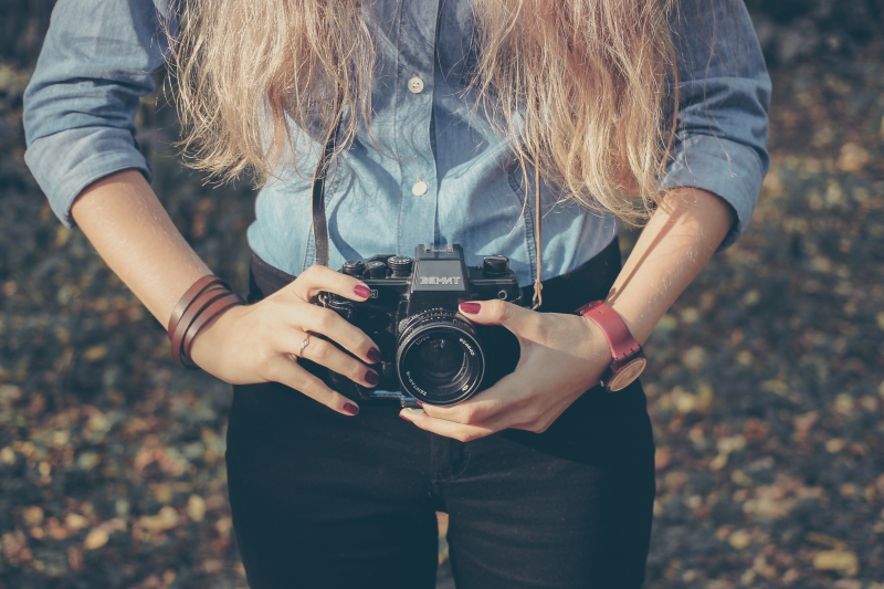 photographe-ROCBARON-min_hand-person-girl-woman-camera-photography-614-pxhere.com